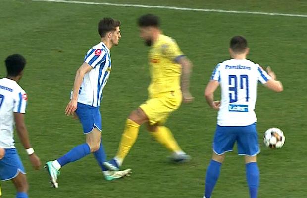 „Aproape mi-a rupt piciorul!” » Paul Papp pus la zid după o intrare criminală: „Mi s-a umflat, mă doare foarte tare...”