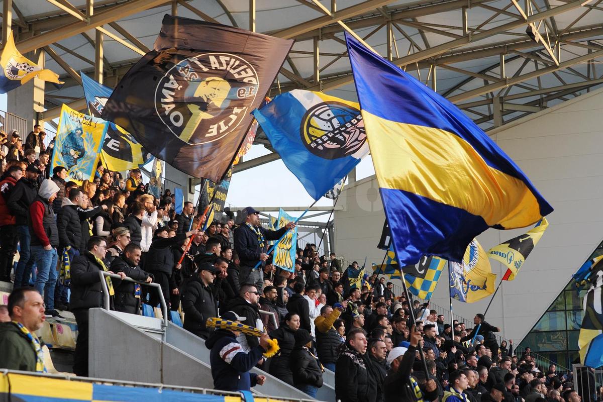 Altfel de știri de la Petrolul - Poli Iași 2-1 » Grădinița de acasă, arbitrii, „refacere” cu tobă și slănină + Andreea Hanca s-a accidentat