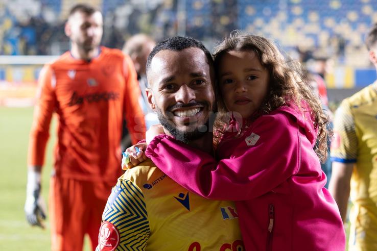 Petrolul - Poli Iași 2-1. Jucătorii au petrecut cu copiii FOTO Ionuț Iordache