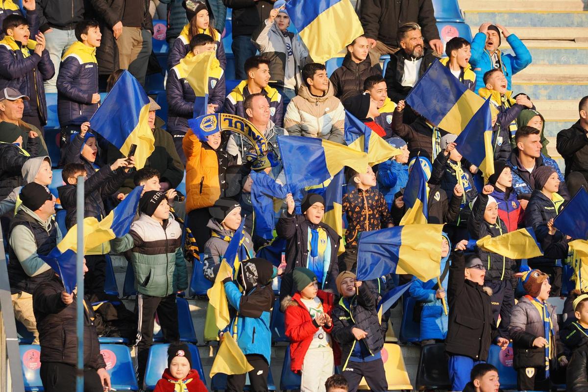 Altfel de știri de la Petrolul - Poli Iași 2-1 » Grădinița de acasă, arbitrii, „refacere” cu tobă și slănină + Andreea Hanca s-a accidentat