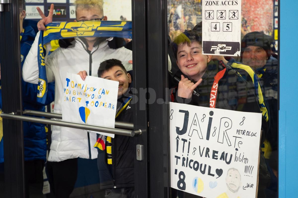 Petrolul - Poli Iași 2-1. Suporteri Petrolul si autografe dupa meci