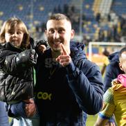 Petrolul - Poli Iași 2-1. Jucătorii au petrecut cu copiii FOTO Ionuț Iordache