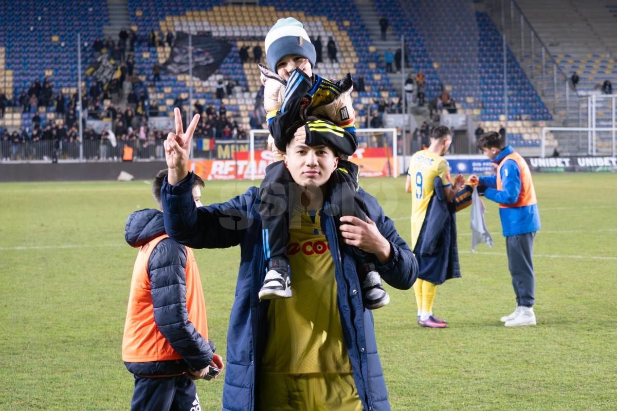 Petrolul - Poli Iași 2-1. Jucătorii au petrecut cu copiii