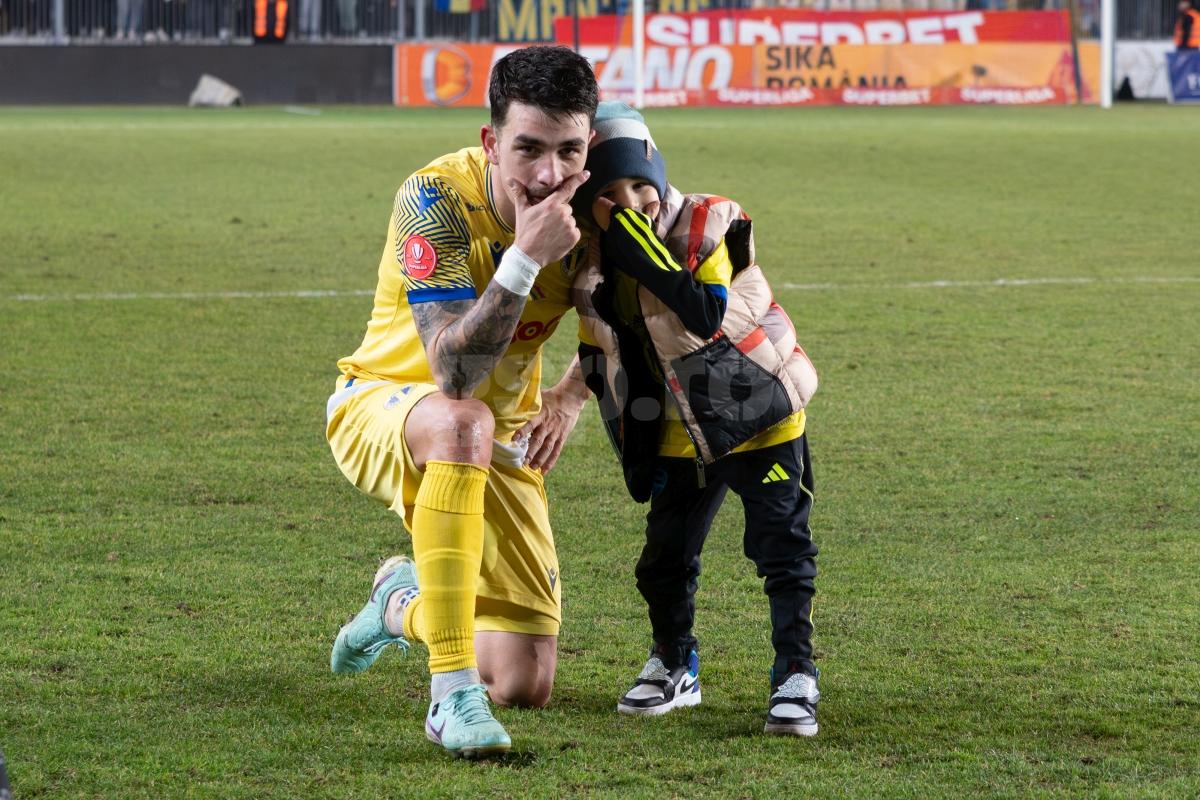 Petrolul - Poli Iași 2-1. Jucătorii au petrecut cu copiii