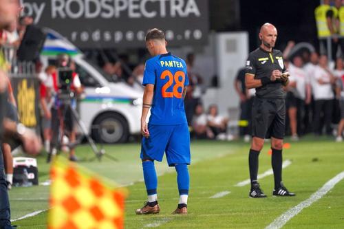 Alexandru Pantea (20 de ani), fundașul dreapta de la FCSB, e suspect de ruptură a ligamentelor încrucișate. Accidentarea pricipalei soluții pentru regula U21 reprezintă o problemă pentru roș-albaștri/ foto Imago Images
