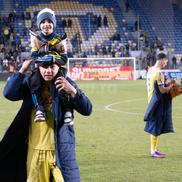 Petrolul - Poli Iași 2-1. Jucătorii au petrecut cu copiii FOTO Ionuț Iordache