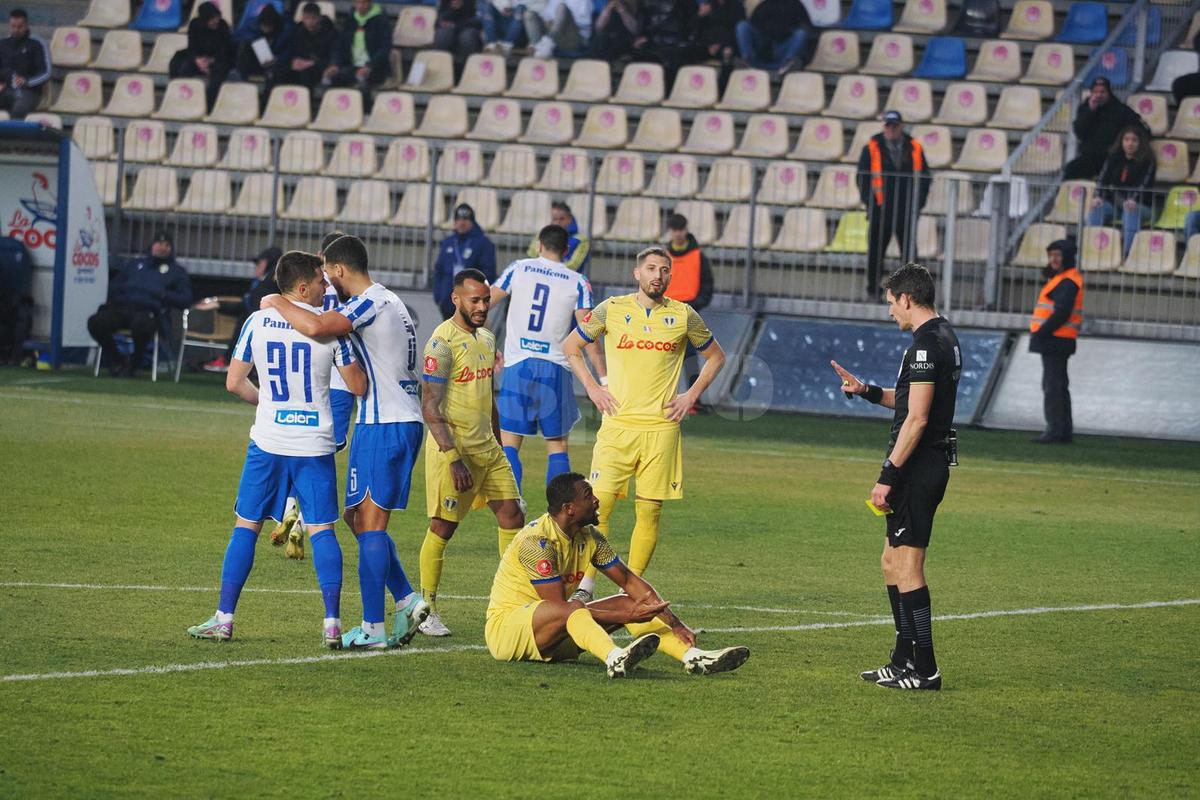 Altfel de știri de la Petrolul - Poli Iași 2-1 » Grădinița de acasă, arbitrii, „refacere” cu tobă și slănină + Andreea Hanca s-a accidentat