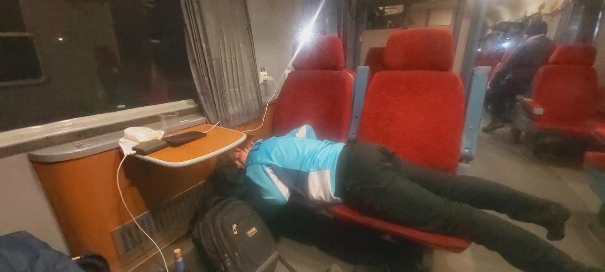 Petrolul - Poli Iași 2-1. Doi suporteri ieșeni au venit la Ploiești