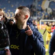 Petrolul - Poli Iași 2-1. Jucătorii au petrecut cu copiii FOTO Ionuț Iordache
