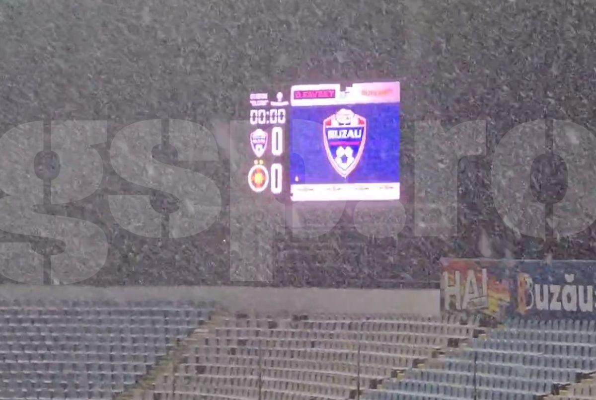 Cel mai aclamat fotbalist de la FCSB în nămeții de la Buzău » Apelul crainicului: „Să îl aplaudăm!”
