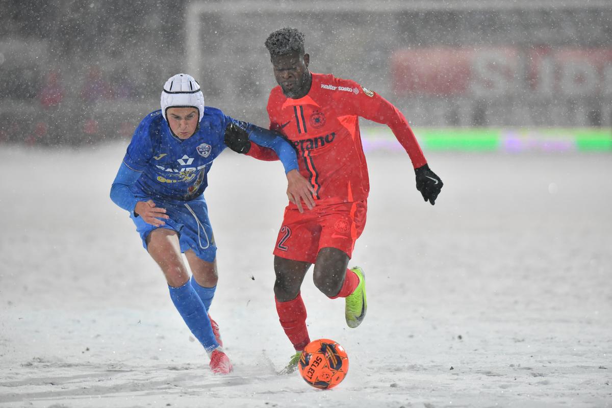 Gloria Buzău - FCSB, disputat pe ninsoare, foto: Cristi Preda / GSP // 16.02.2025