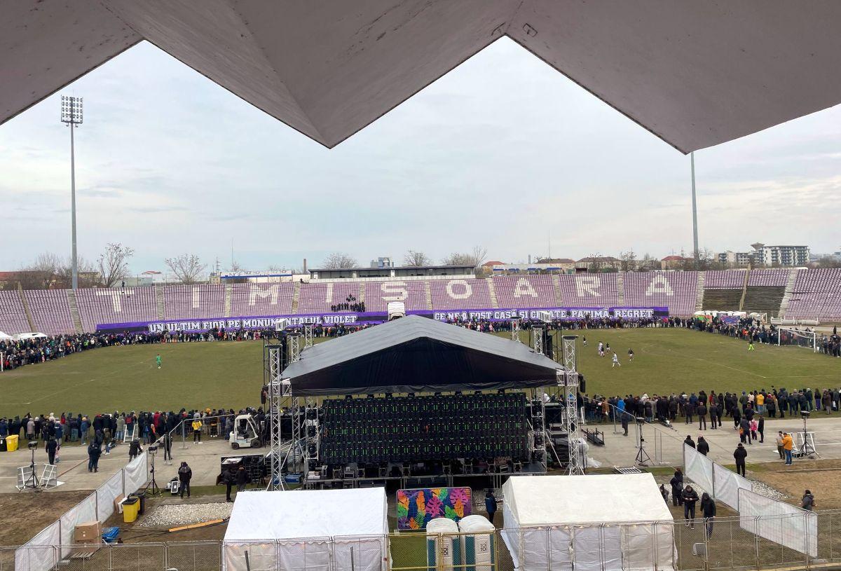 Imagini impresionante în fotbalul românesc! Stadionul istoric „s-a aprins” pentru ultima oară înaintea demolării: „Ne-ai fost casă, cetate”