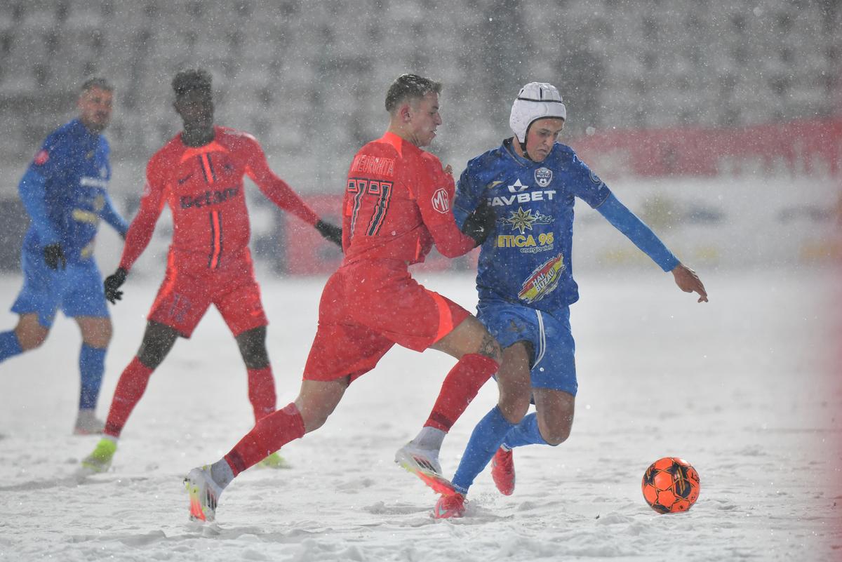 Gloria Buzău - FCSB, disputat pe ninsoare, foto: Cristi Preda / GSP // 16.02.2025