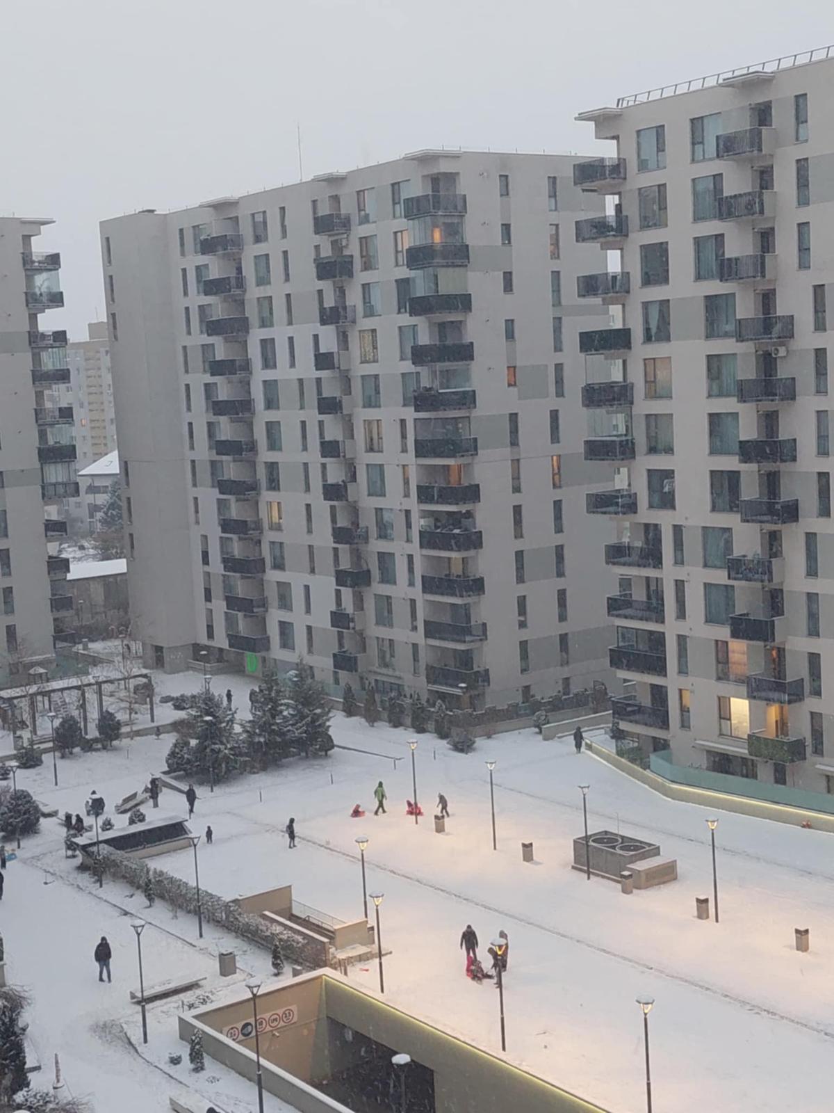 Zăpada a pus stăpânire pe București: va continua până miercuri