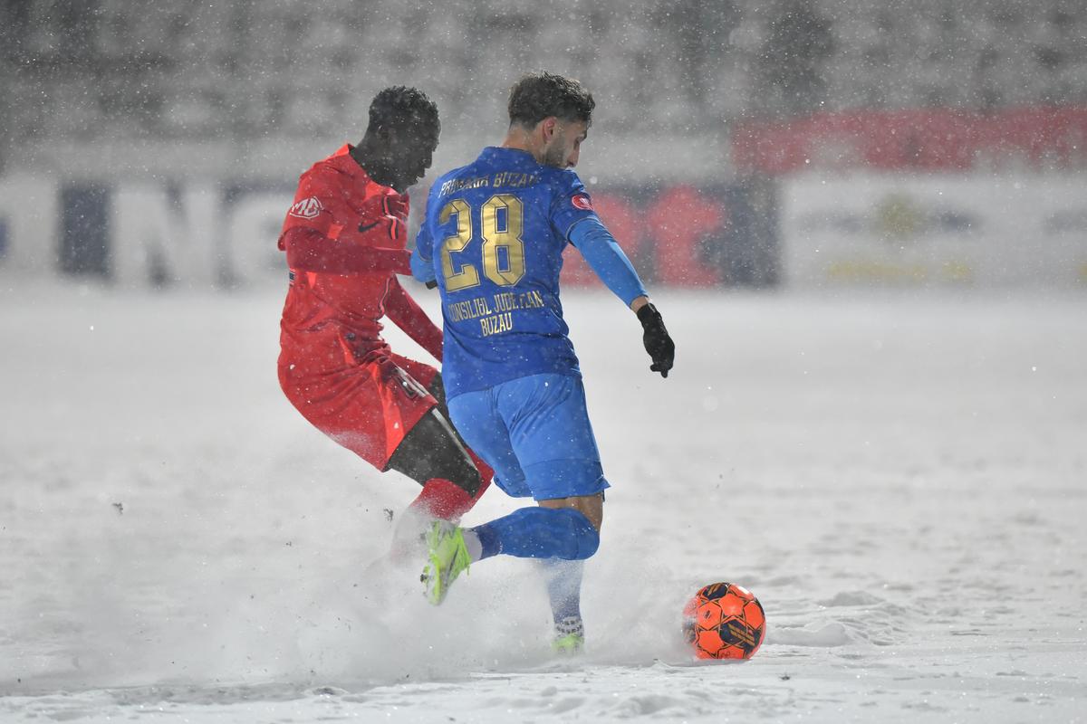 Gloria Buzău - FCSB, disputat pe ninsoare, foto: Cristi Preda / GSP // 16.02.2025