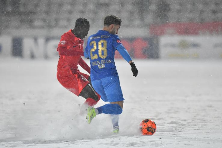 Gele în Gloria Buzău - FCSB, disputat pe ninsoare, foto: Cristi Preda / GSP // 16.02.2025