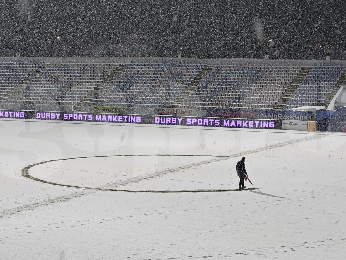 Eugen Neagoe dă vina pe autorități pentru situația de la Buzău - FCSB: „Nu mă ascultă nimeni! Sunt doi muncitori, săracii...”