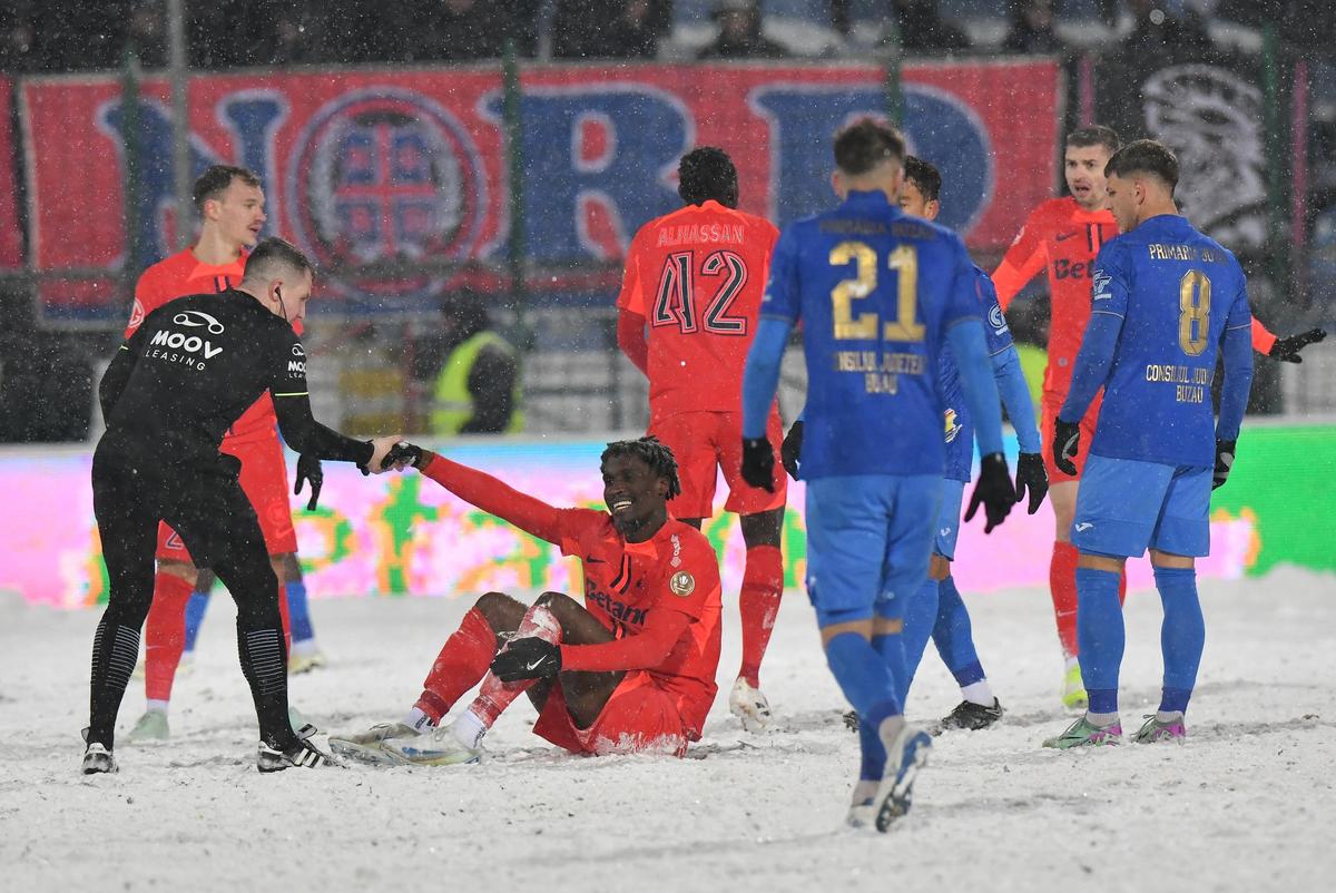 Cum va fi vremea la FCSB - PAOK Salonic? Se oprește ninsoarea până joi? Prognoză TERIBILĂ pentru cei 50.000 de fani așteptați pe Arenă
