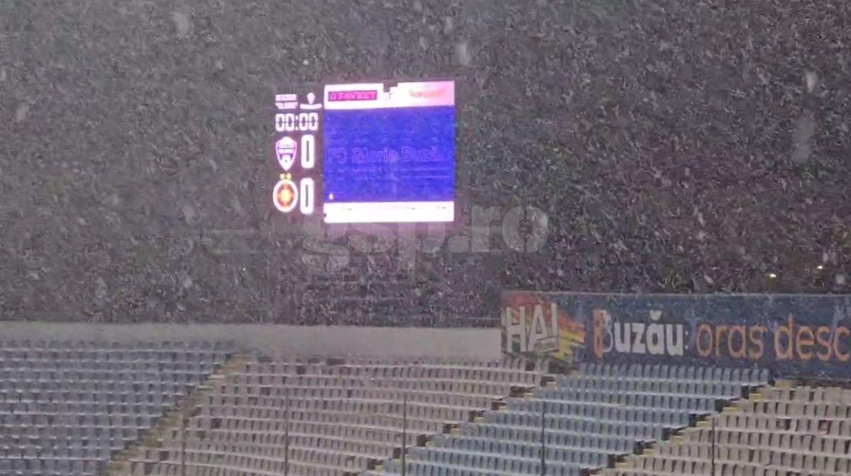 Imagini FABULOASE surprinse de GSP la Buzău! Cum vor să îndepărteze zăpada înainte de Gloria - FCSB: improvizație de râsu'‐plânsu'