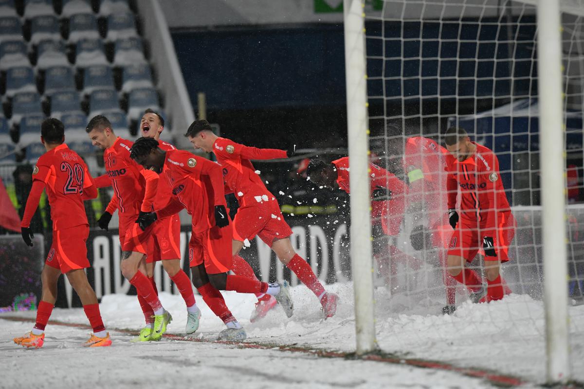 Gloria Buzău - FCSB, disputat pe ninsoare, foto: Cristi Preda / GSP // 16.02.2025