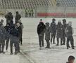 Inspecția gazonului cu zăpadă, înainte de Gloria - FCSB / FOTO: Eduard Apostol (GSP.ro)