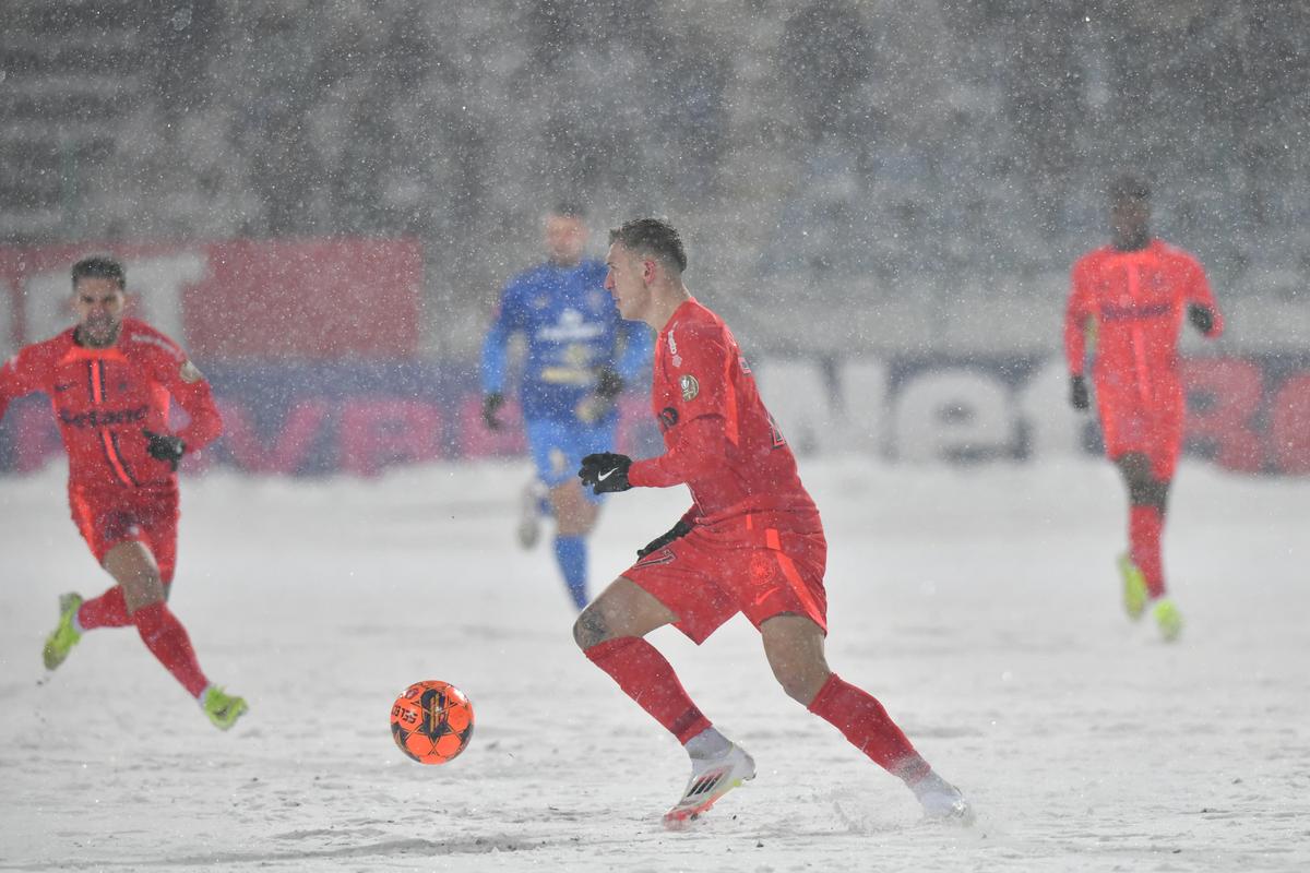 Gloria Buzău - FCSB, disputat pe ninsoare, foto: Cristi Preda / GSP // 16.02.2025