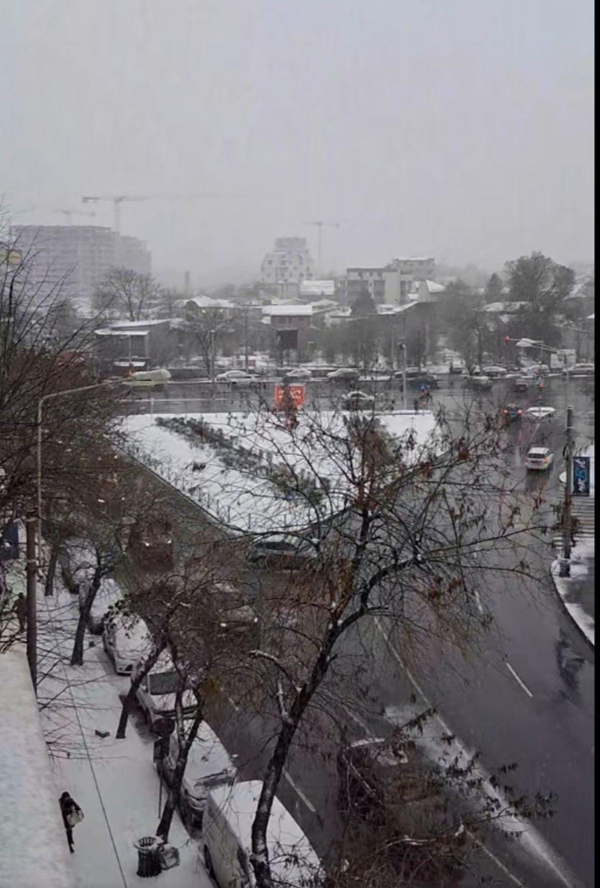 Zăpada a pus stăpânire pe București: va continua până miercuri