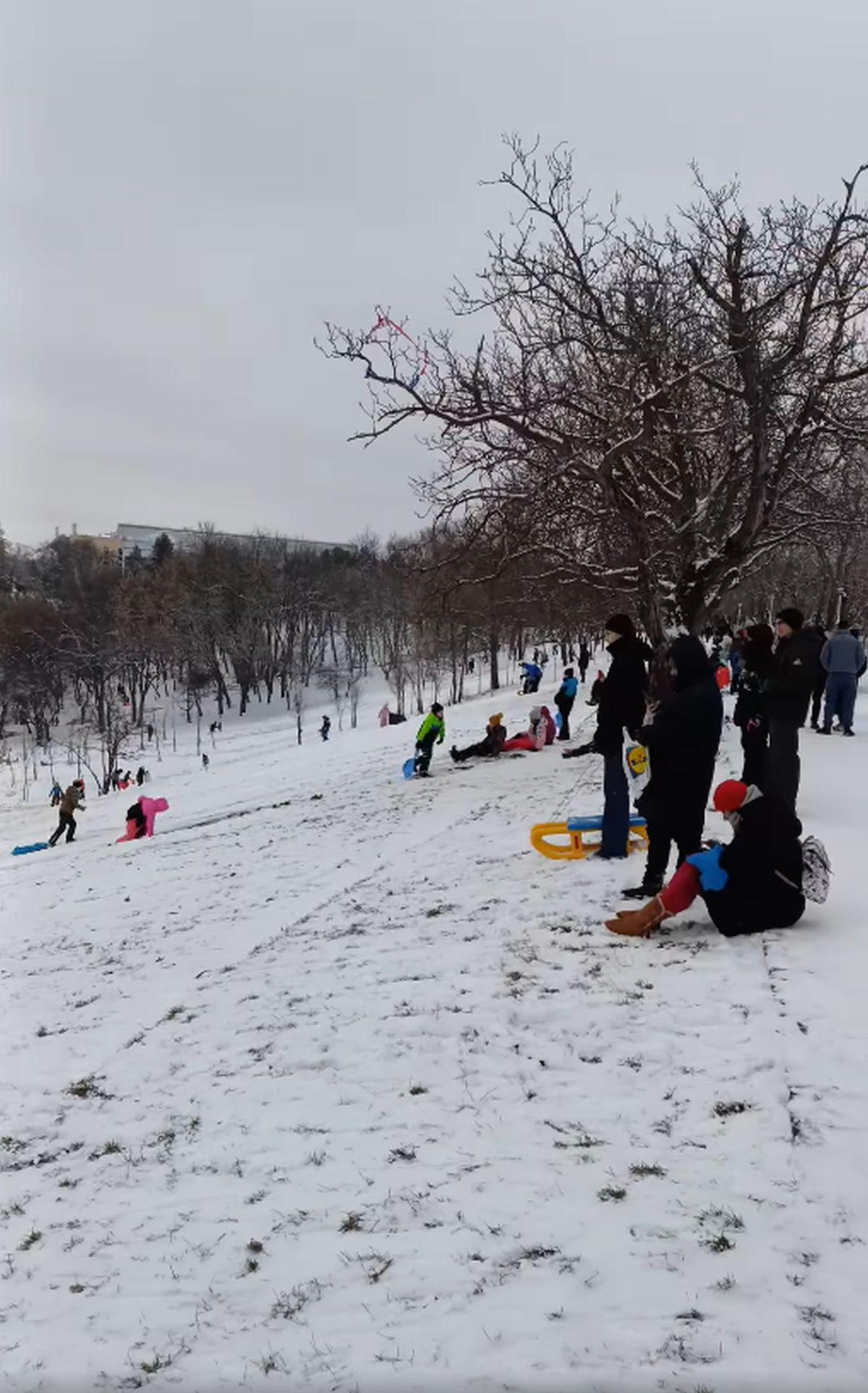 Zăpada a pus stăpânire pe București: va continua până miercuri