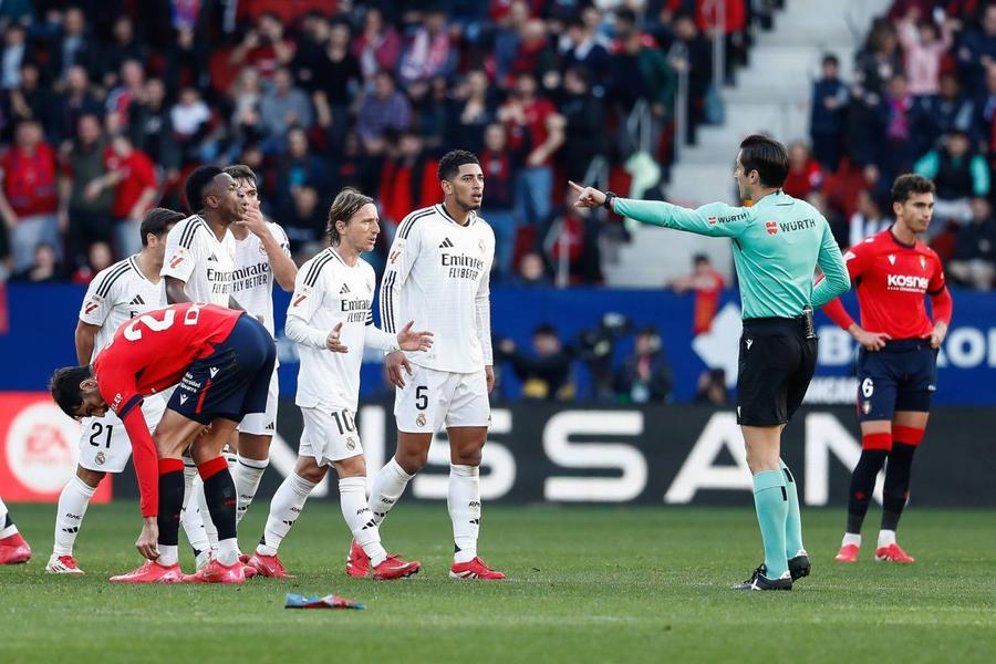 Arbitrul îl elimină pe Bellingham (dreapta) / Foto: Imago Real Madrid între „fuck you” și „fuck off”