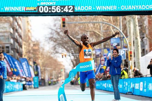 Jacob Kiplimo, trecând linia de finiș la Barcelona // foto: Imago Images