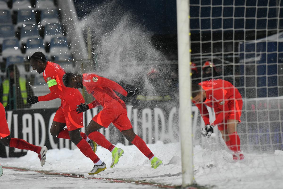 Gloria Buzău - FCSB, disputat pe ninsoare, foto: Cristi Preda / GSP // 16.02.2025