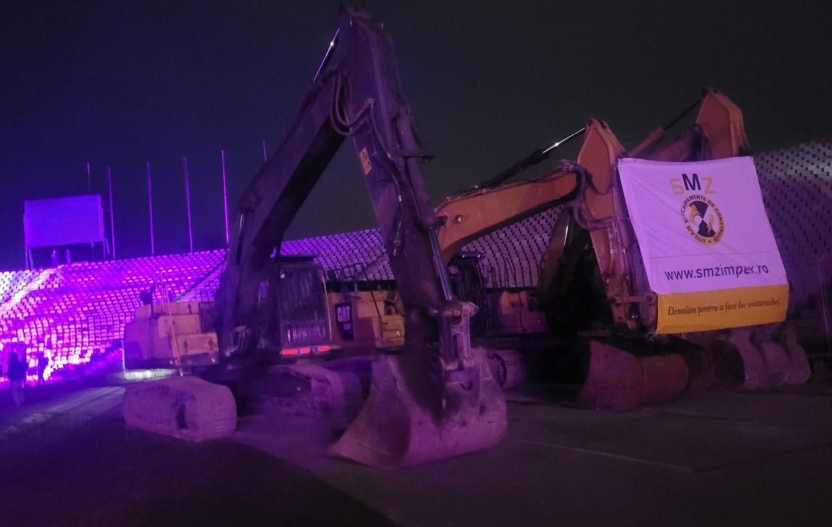 Imagini impresionante în fotbalul românesc! Stadionul istoric „s-a aprins” pentru ultima oară înaintea demolării: „Ne-ai fost casă, cetate”