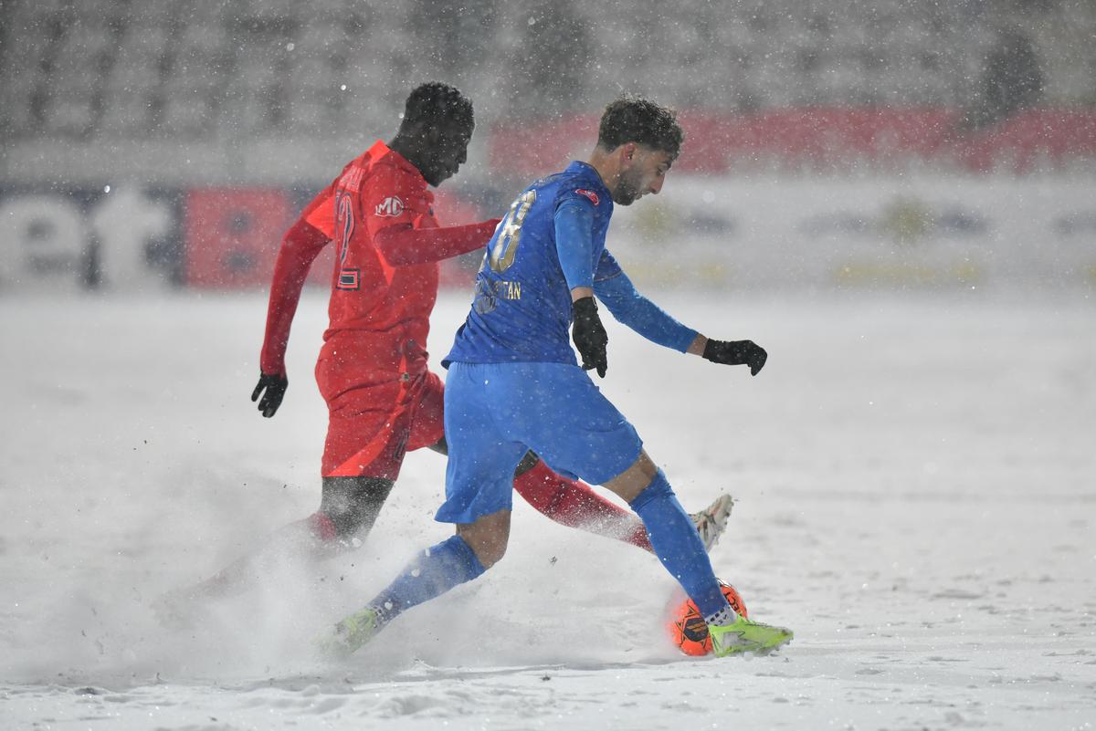 Gloria Buzău - FCSB, disputat pe ninsoare, foto: Cristi Preda / GSP // 16.02.2025