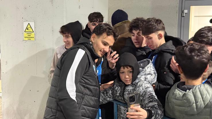 Assad Al Hamlawi, asaltat de fani pentru fotografii și autografe după Universitatea Craiova - FCSB // foto: Sergiu Alexandru (GSP)