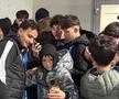 Assad Al Hamlawi, asaltat de fani pentru fotografii și autografe după Universitatea Craiova - FCSB // foto: Sergiu Alexandru (GSP)