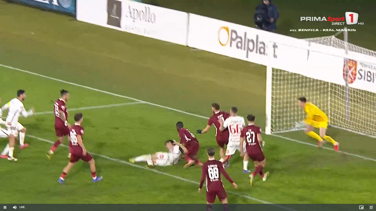Andrei Chivulete anulează penalty-ul dictat pentru Hermannstadt // foto: capturi Prima Sport