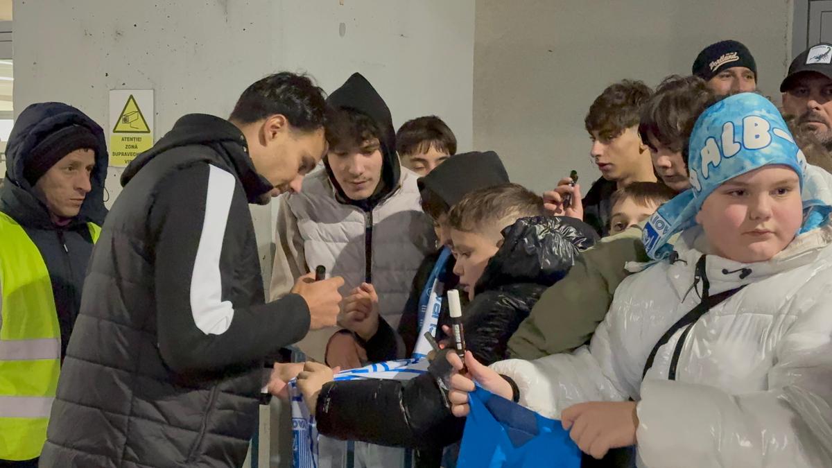 Assad Al Hamlawi, asaltat de fani pentru fotografii și autografe