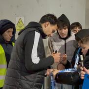 Assad Al Hamlawi, asaltat de fani pentru fotografii și autografe după Universitatea Craiova - FCSB // foto: Sergiu Alexandru (GSP)