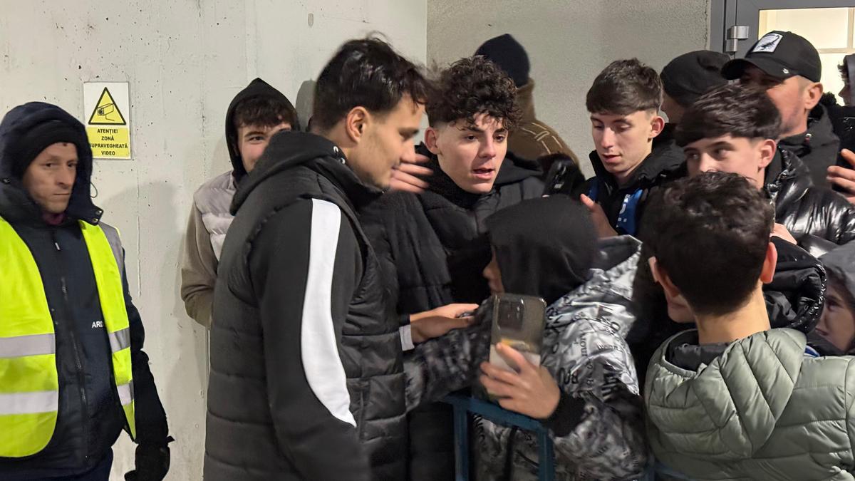 Assad Al Hamlawi, asaltat de fani pentru fotografii și autografe