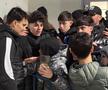 Assad Al Hamlawi, asaltat de fani pentru fotografii și autografe după Universitatea Craiova - FCSB // foto: Sergiu Alexandru (GSP)