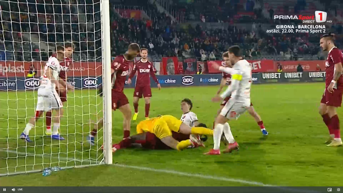 Andrei Chivulete anulează penalty-ul dictat pentru Hermannstadt // foto: capturi Prima Sport