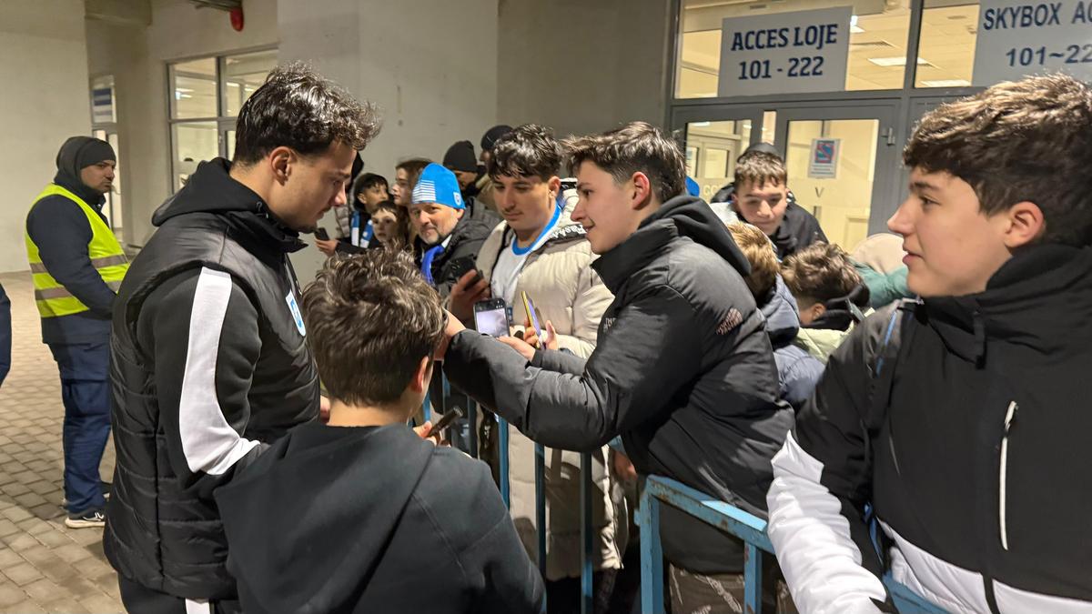 Assad Al Hamlawi, asaltat de fani pentru fotografii și autografe