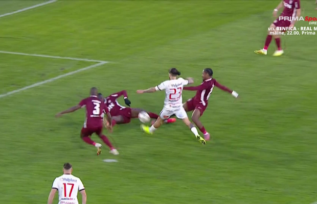 VAR a intervenit de DOUĂ ori la aceeași fază în Hermannstadt - CFR Cluj » Andrei Chivulete, întors la ultima fază a meciului într-un moment-cheie
