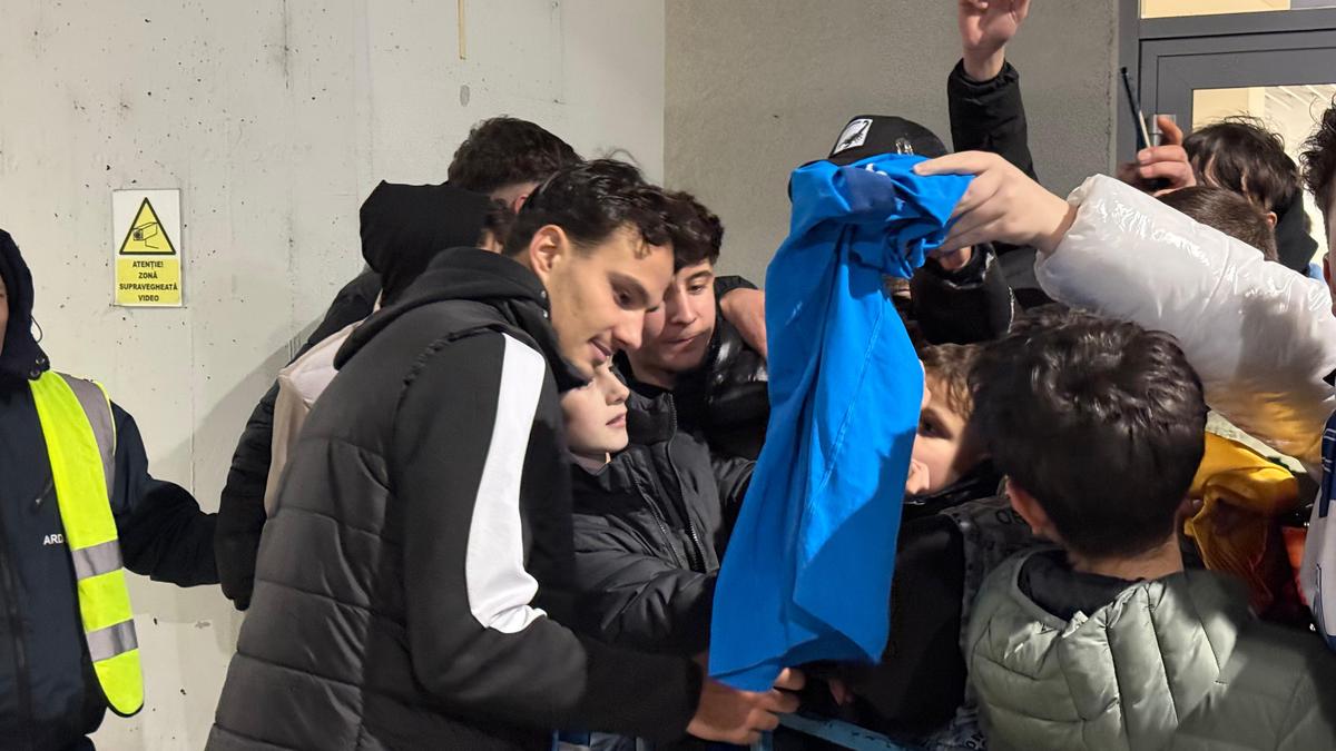 Assad Al Hamlawi, asaltat de fani pentru fotografii și autografe