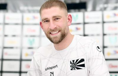 La 8 luni după ce i-a fost extirpată o tumoră, fostul dinamovist Marco Ehmann a semnat