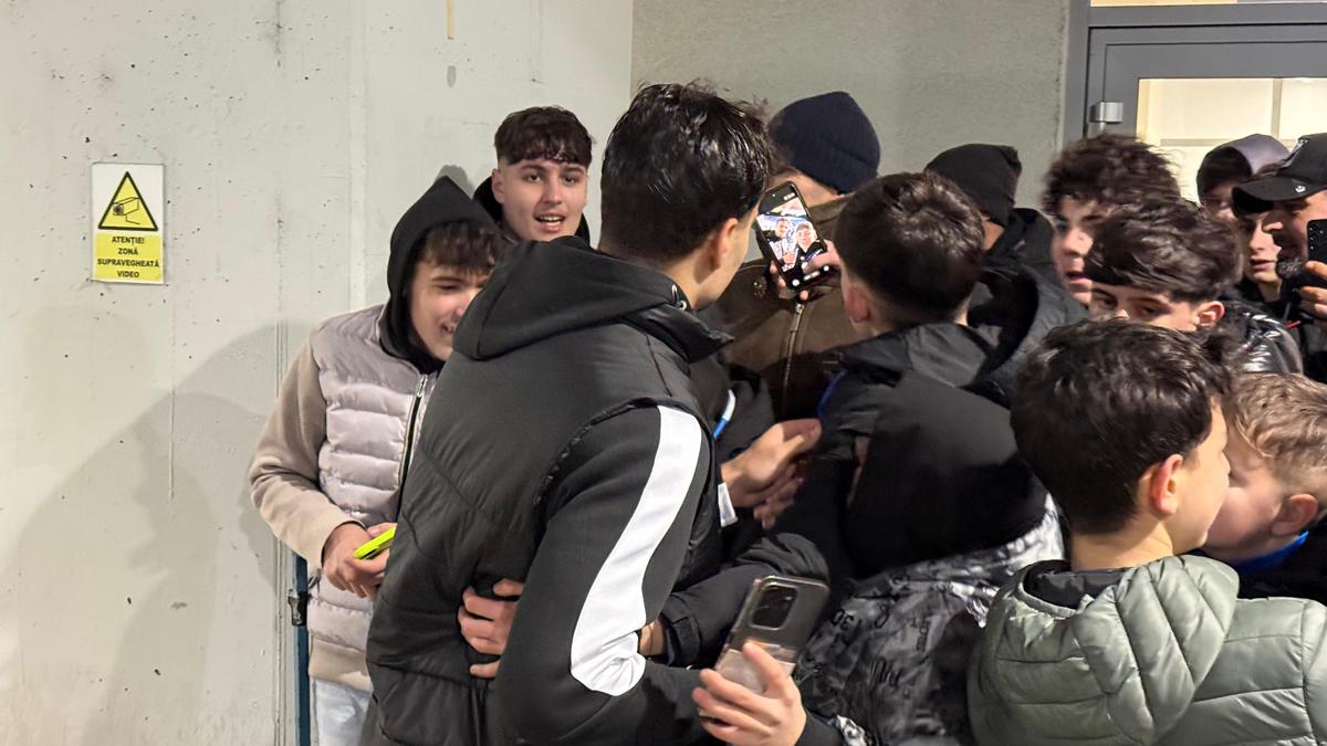 Assad Al Hamlawi, asaltat de fani pentru fotografii și autografe