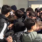 Assad Al Hamlawi, asaltat de fani pentru fotografii și autografe după Universitatea Craiova - FCSB // foto: Sergiu Alexandru (GSP)