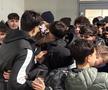 Assad Al Hamlawi, asaltat de fani pentru fotografii și autografe după Universitatea Craiova - FCSB // foto: Sergiu Alexandru (GSP)