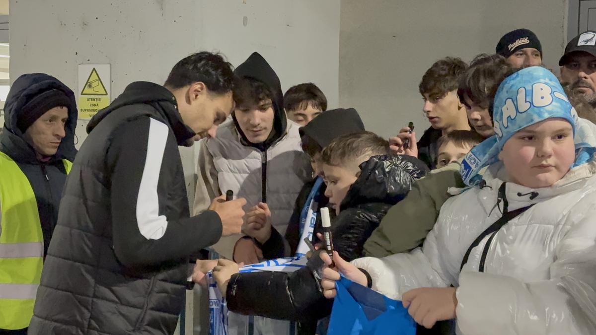 Assad Al Hamlawi, asaltat de fani pentru fotografii și autografe