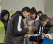 Assad Al Hamlawi, asaltat de fani pentru fotografii și autografe după Universitatea Craiova - FCSB // foto: Sergiu Alexandru (GSP)